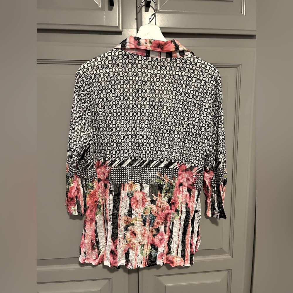 Beautiful unique CW Carine light weight flowy blouse.